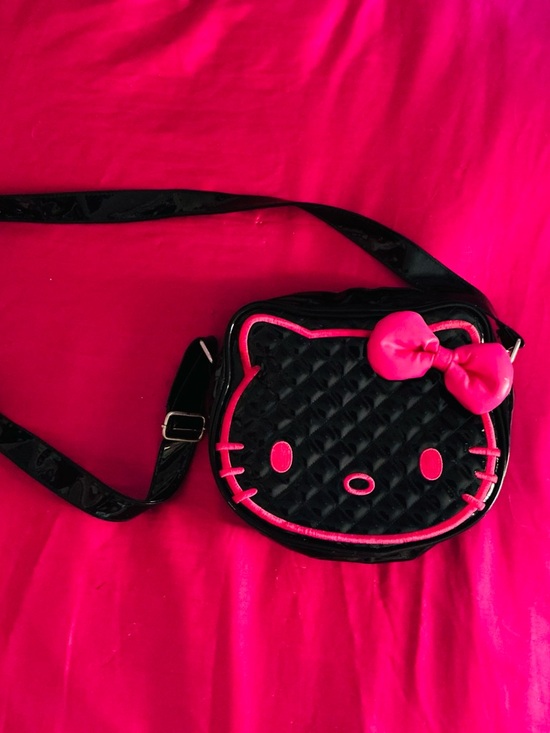 Loungefly Handbags - 🖤 Hello Kitty Crossbody 🩷